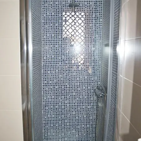3 Locdenia Apartment *